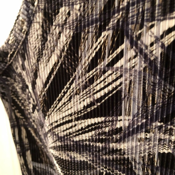 Bundle of 3 AMAZING & VERSATILE tank tops!! - Picture 7 of 14